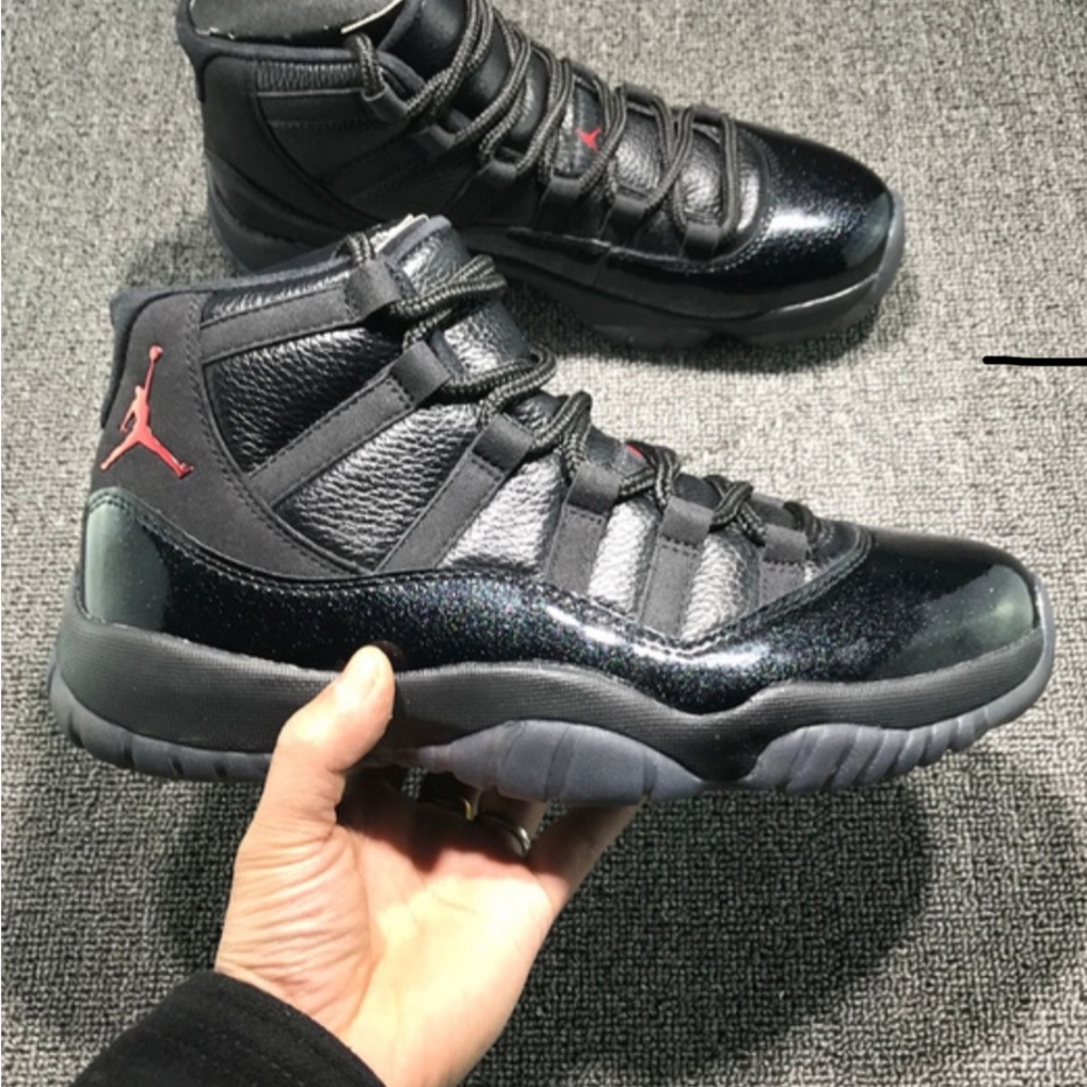 Jordan Men's Black and Red Sneakers